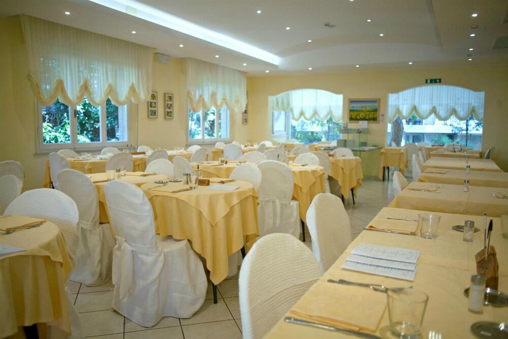 Hotel Cannes - In Pieno Centro Riccione Ngoại thất bức ảnh