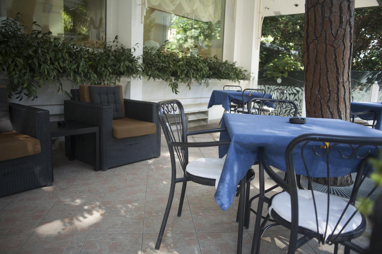 Hotel Cannes - In Pieno Centro Riccione Ngoại thất bức ảnh