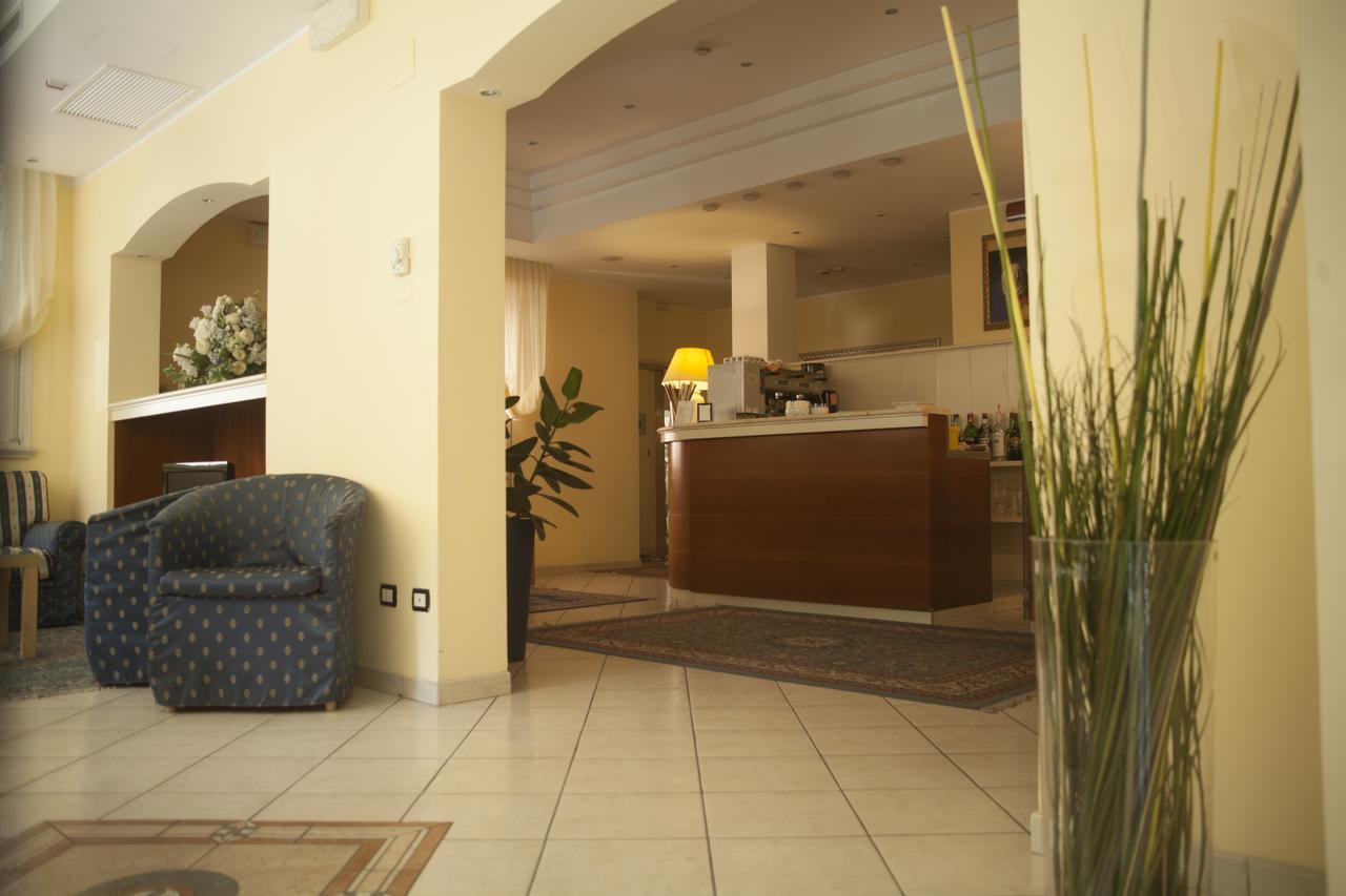 Hotel Cannes - In Pieno Centro Riccione Ngoại thất bức ảnh