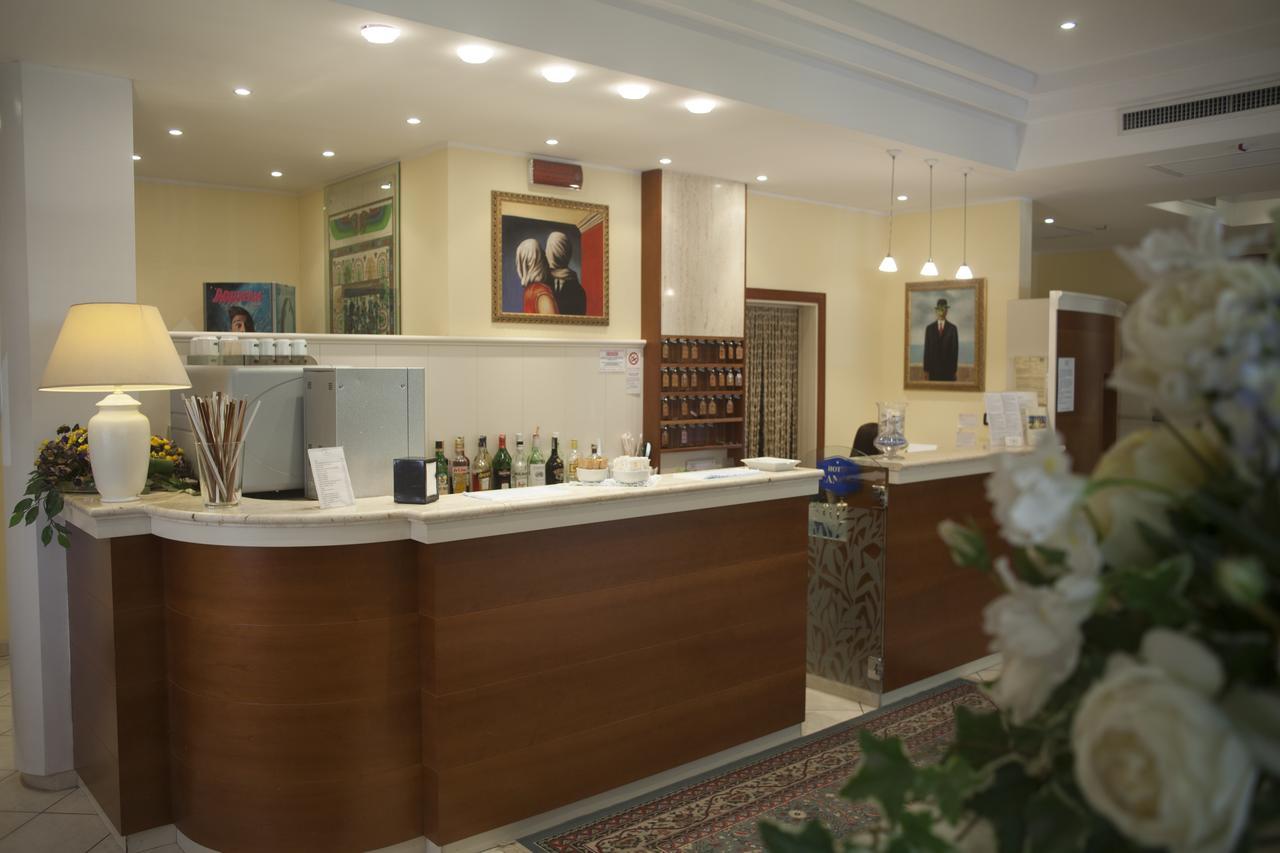 Hotel Cannes - In Pieno Centro Riccione Ngoại thất bức ảnh