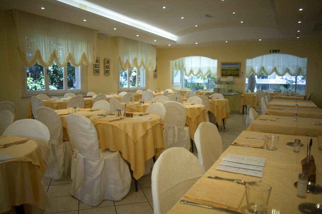 Hotel Cannes - In Pieno Centro Riccione Ngoại thất bức ảnh