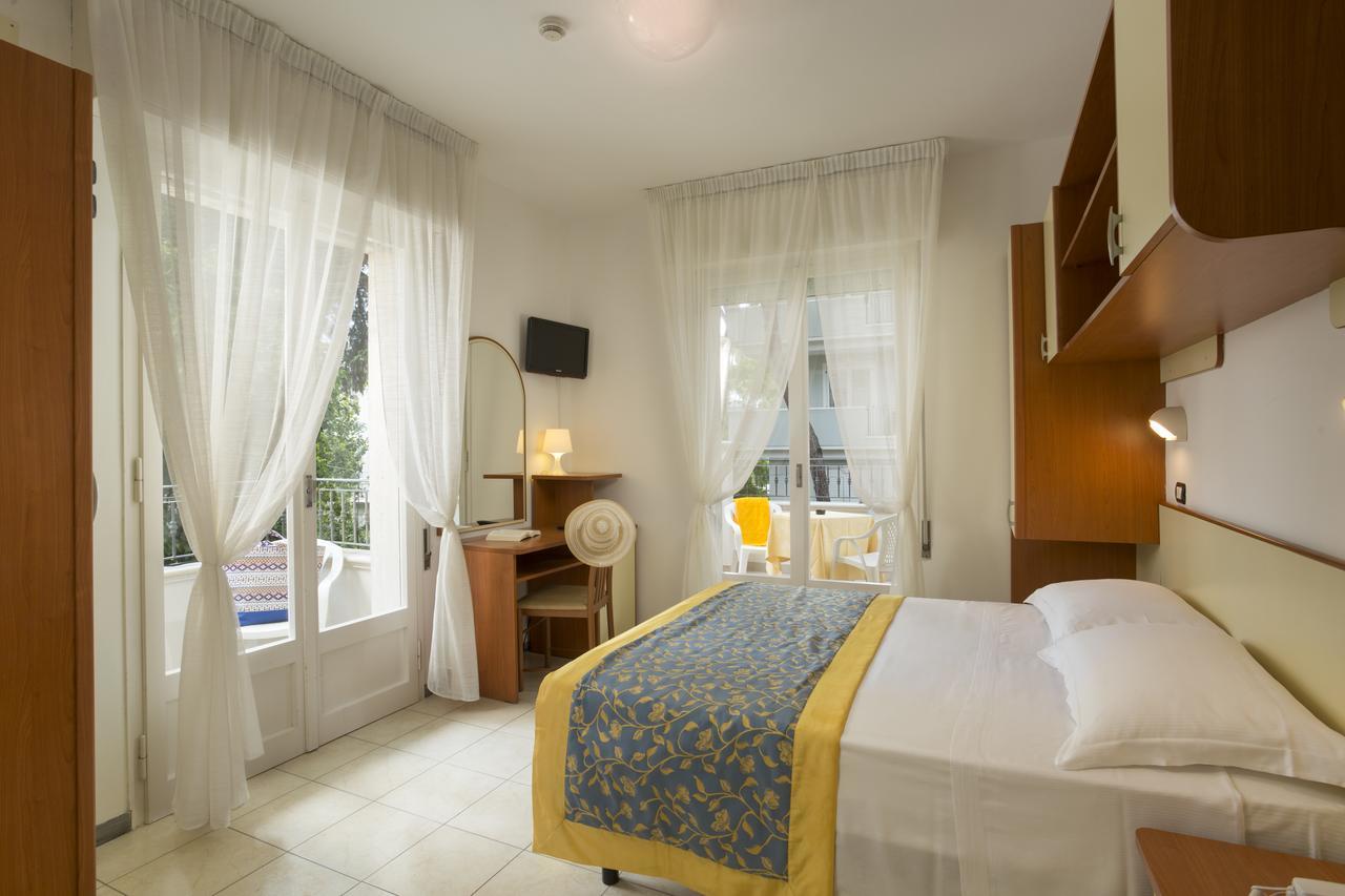 Hotel Cannes - In Pieno Centro Riccione Ngoại thất bức ảnh