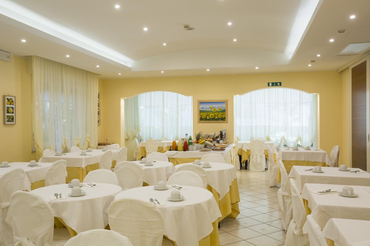 Hotel Cannes - In Pieno Centro Riccione Ngoại thất bức ảnh